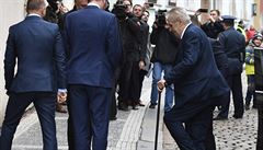 Prezident Milo Zeman pichází k sídlu Strany práv oban v Praze, kde bude 13....