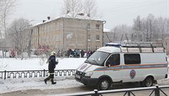 Devět pobodaných ve škole v ruském Permu. Útočili dva maskovaní muži, tvrdí úřady