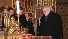 Prezident Zeman u korunovaních klenot ve Svatovítské katedrále.