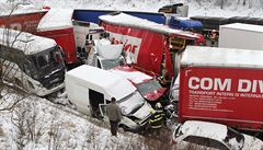 Více než sto nehod, hlásí policie na jižní Moravě. Dálnice D1 a D8 blokují sníh a havárie