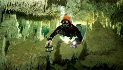 Potáp prozkoumává podvodní jeskynní komplex Sac Actún.