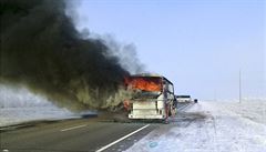 Při nehodě autobusu v Kazachstánu zemřelo 52 lidí, z hořícího vozu se zachránilo jen pět osob