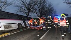 Za tragickou srážku autobusu a auta u Horoměřic mohla řidička auta, uvedla policie
