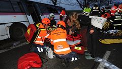OBRAZEM: Desítky sanitek, vyprošťující hasiči. Nehodu u Horoměřic nepřežili tři lidi, 45 zraněných