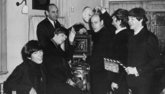 Režisér Richard Lester (uprostřed) v obležení Beatles při natáčení Perného dne.... | na serveru Lidovky.cz | aktuální zprávy