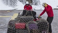 Zavazadla turist, kteí ze Zermattu odletli vrtulníkem, bylo nutné zabalit do...