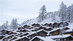 výcarské letovisko Zermatt je pokryté snhem.