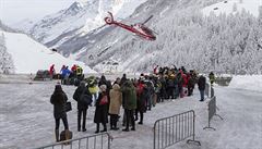 Turisté čekají na helikoptéru, která v úterý představovala jediný způsob, jak... | na serveru Lidovky.cz | aktuální zprávy