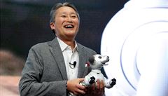 Kazuo Hirai, prezident spole�nosti Sony p�edstavuje robotického psa Buddyho.