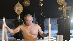 Prezident Putin leze z ledové vody.