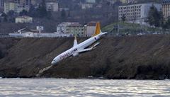 Boeing se 162 pasažéry sjel z ranveje a zastavil se v bahně nad hladinou moře