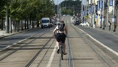 Prázdné tramvajové koleje pily cyklistm vhod.