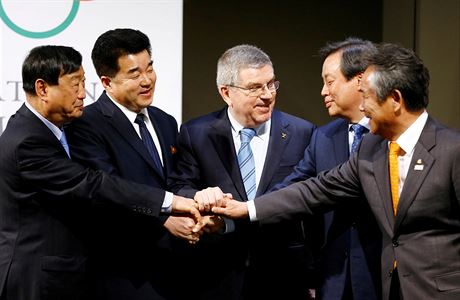 Prezident MOV Thomas Bach (uprosted) mezi zástupci obou korejských zemí.