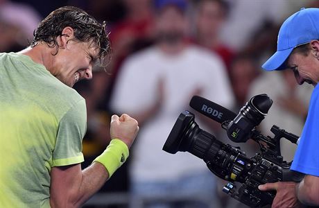 Tomá Berdych slaví do kamer postup do osmifinále Australian Open.