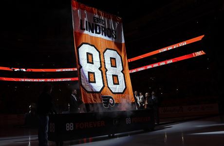 Hokejov tm Philadelphie Flyers vythl dres Erika Lindrose slavnostn ke...