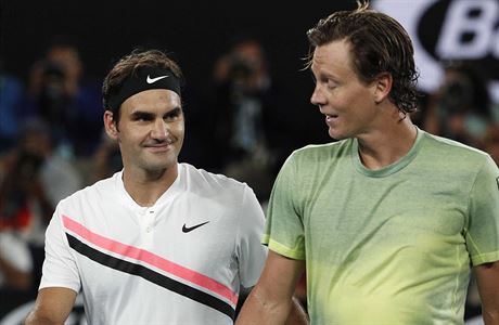 Roger Federer a Tom Berdych po tvrtfinle Australian Open, kter ovldl...