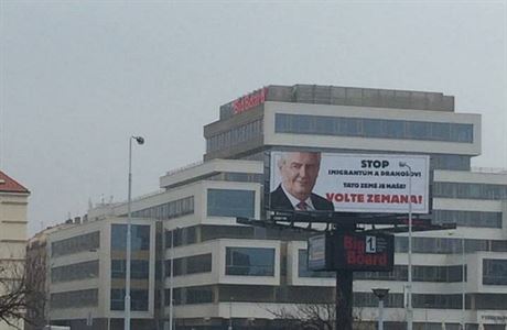 Stop imigrantm a Drahoovi. Tato zem je nae.Volte Zemana, hlásaly billboardy ped prezidentskými volbami.