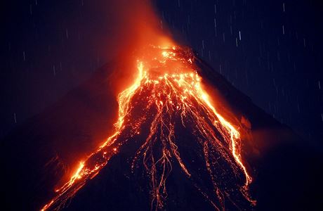 Filipínská sopka Mayon chrlí lávu.