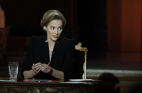 Modertorka Svtlana Witowsk vede diskusi mezi prezidentskmi kandidty.