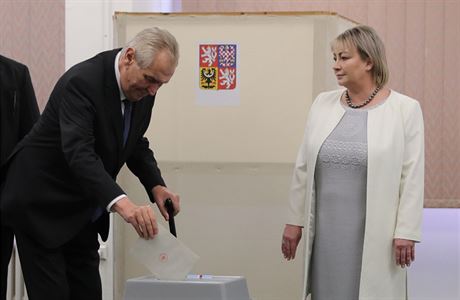 Prezident republiky Milo Zemana a Ivana Zemanová odvolili.