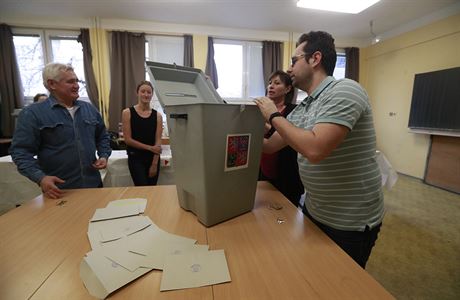 Sítání lístk odevzdaných volii v prezidentské volb 2018
