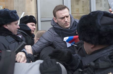 Policie odvádí ruského opoziního pedáka Alexeje Navalného z demonstrace na...
