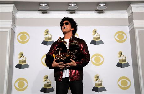 Bruno Mars pózuje s cenami Grammy