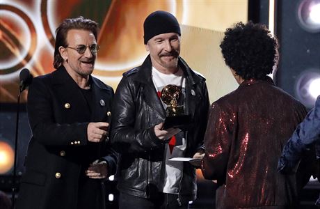 Bono a Edge pedvaj cenu Bruno Marsovi