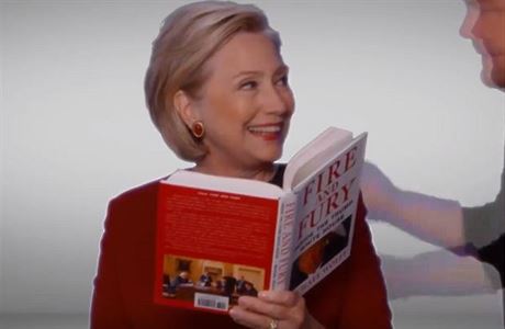 Hillary Clintonová pedítá z knihy Fire and Fury.