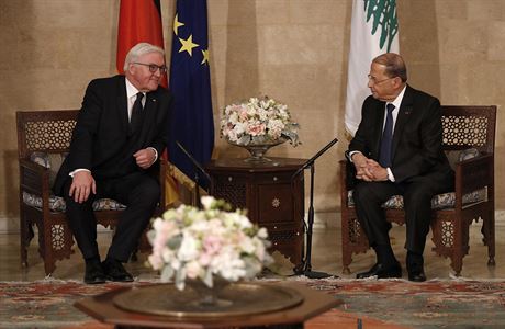 Libanonský prezident Michel Aoun (vpravo) pi setkání se svým nmeckým...