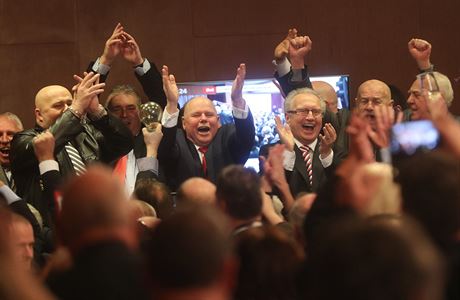 Volebn tb Miloe Zemana oslavuje prezidentovo vtzstv.