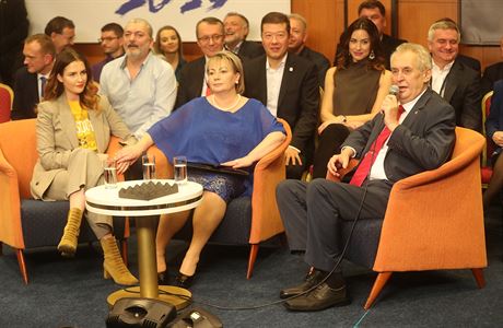 Milo Zeman na tiskov konferenci po svm znovuzvolen. Po jeho boku sed...
