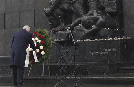 Americký ministr zahranií Rex Tillerson poloil vnec na pomník obtem...