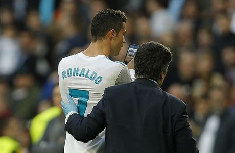 Cristiano Ronaldo sií kontroluje svj vzhled na mobilu.