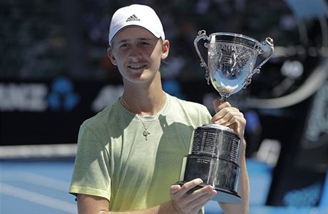 Sebastian Korda se raduje z triumfu na juniorce Australian Open.