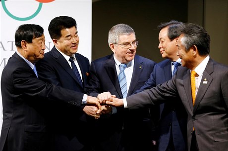 Prezident MOV Thomas Bach (uprostřed) mezi zástupci obou korejských zemí.