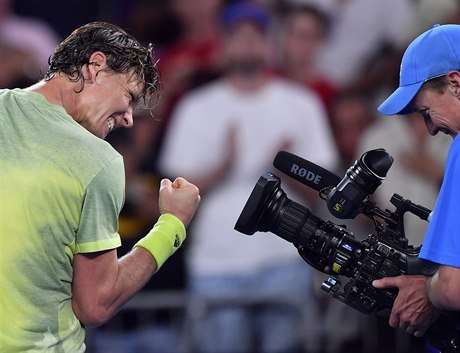 Tomáš Berdych slaví do kamer postup do osmifinále Australian Open.