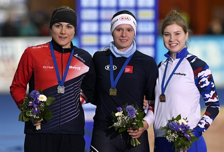 Zleva: Karolína Erbanová, Vanessa Herzogová a Olga Fatkulinová, medailistky ze...