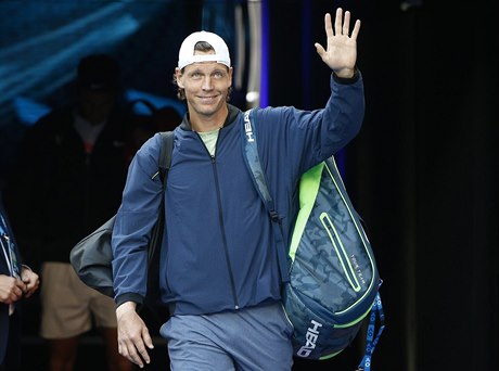 Tomá Berdych vstupuje do Rod Laver Arena na tvrtfinále proti Rogeru...