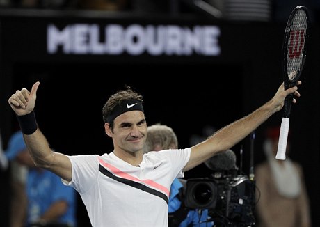 Švýcar Roger Federer slaví postup do semifinále Australian Open.