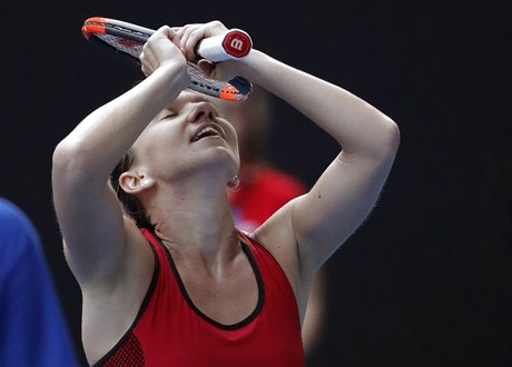 Rumunka Simona Halepová slaví postup do finále Australian Open.