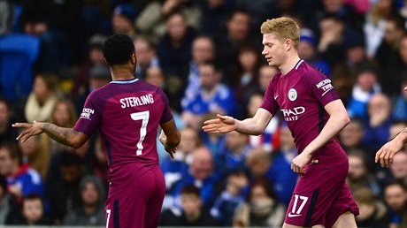 Kevin de Bruyne a Raheem Sterling z Manchesteru City slaví jeden z gólů v síti...