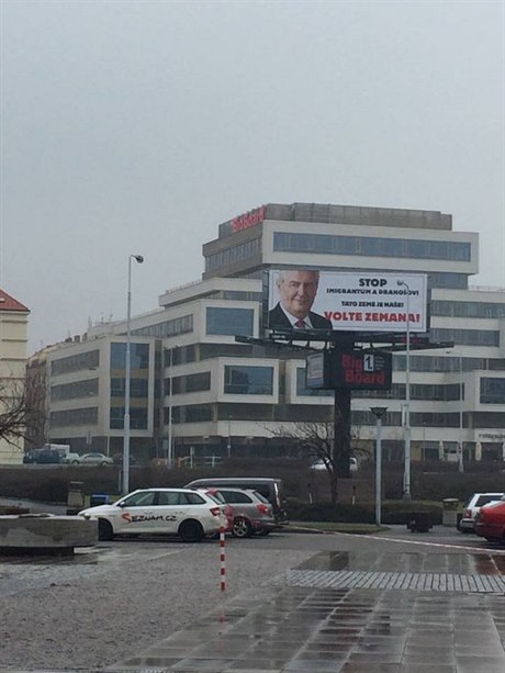 „Stop imigrantům a Drahošovi. Tato země je naše.Volte Zemana,“ hlásaly billboardy před prezidentskými volbami.
