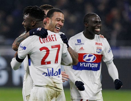 Hráči Lyonu slaví gól proti PSG