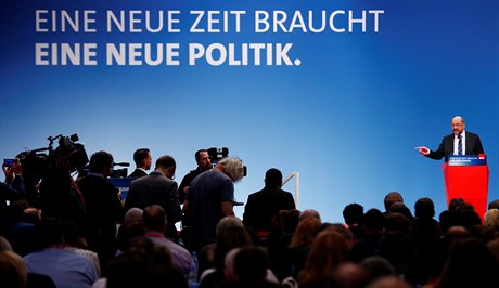 sjezd sociálních demokrat (SPD), kteí budou rozhodovat o tom, jestli zahájí...