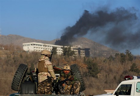 Afghánské bezpenostní síly sledují, jak se z Intercontinental Hotel v Kábulu...