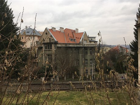 Podolí snoubí architektonickou podívanou s krásným výhledem na Prahu.