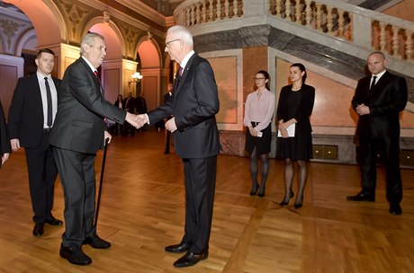 Milo Zeman a Jií Draho si po píchodu do Rudolfina tesou rukou.