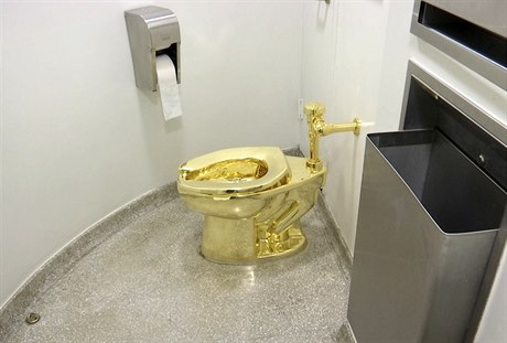 Kurátorka muzea nabídla Trumpovi místo obrazu zlatý záchod.