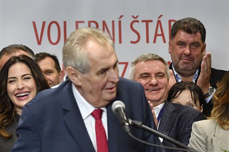 Jaromír Soukup v pozadí za prezidentem Milošem Zemanem.